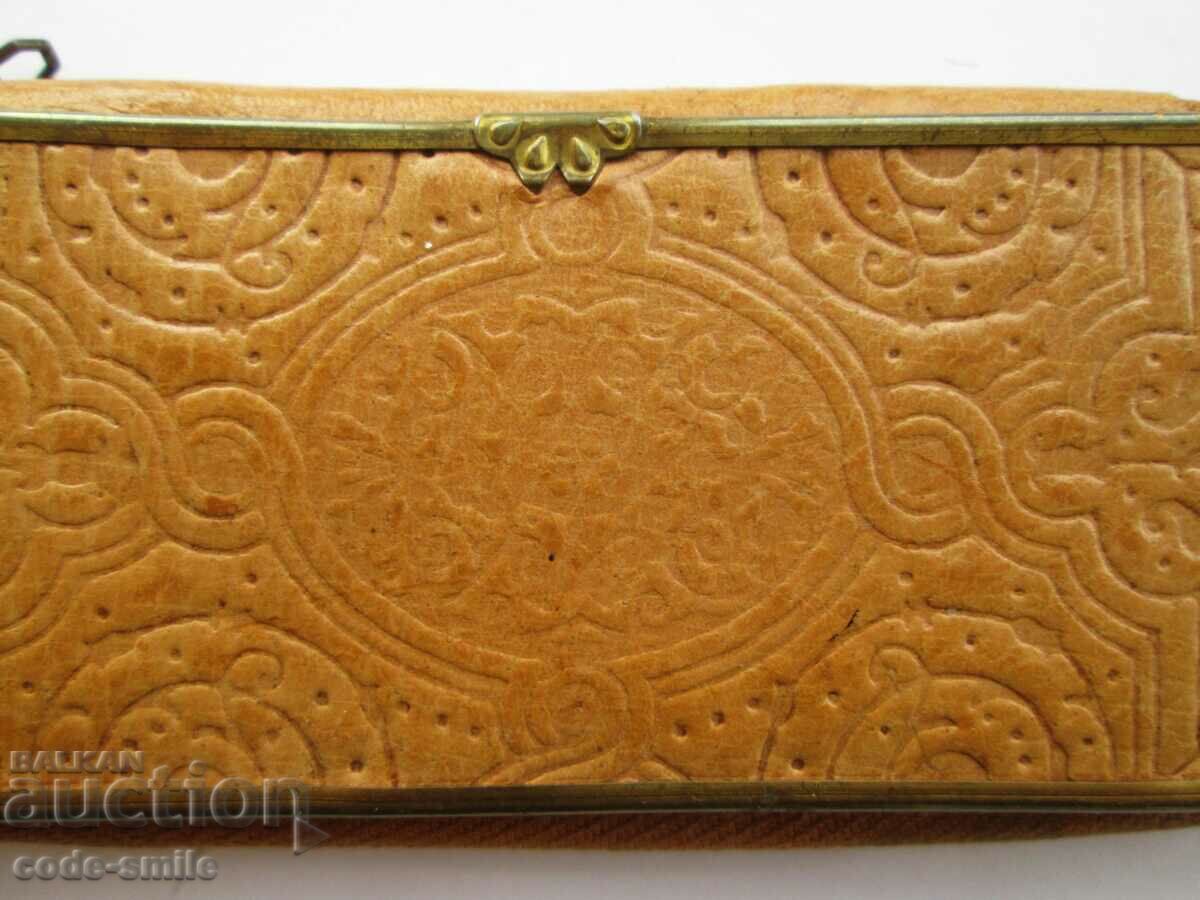 Toc veche din piele Art Deco cu trei stilouri cu preț 25.00 BGN | € 12.78 Toc veche din piele Art Deco cu trei stilouri cu preț 25.00 BGN | € 12.78