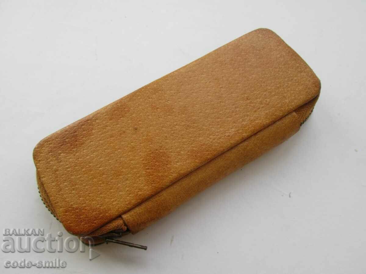 Licitație Toc veche din piele Art Deco cu trei stilouri Licitație Toc veche din piele Art Deco cu trei stilouri