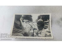 Φωτογραφία Άνδρας και αγοράκι σε vintage καροτσάκι 1939
