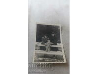 Снимка Две жени с бебе на пейка в парка