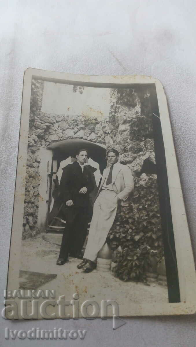 С-ка Плевенъ Двама млади мъже пред входа на Костницата 1932