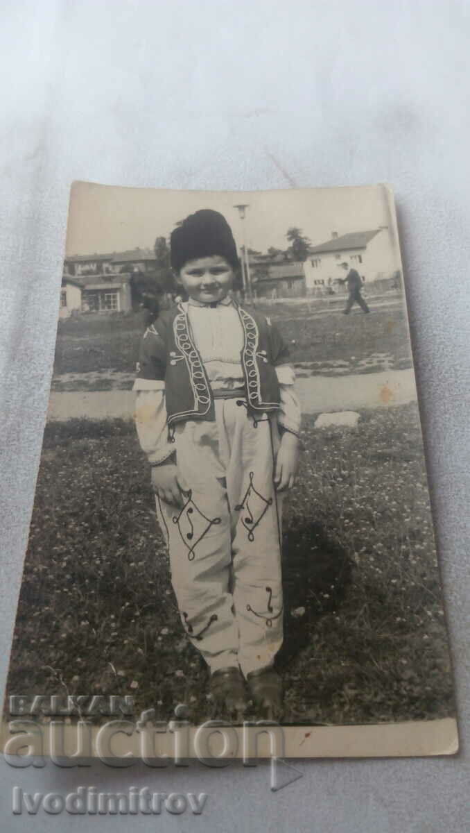 Foto Băiețel în costum popular