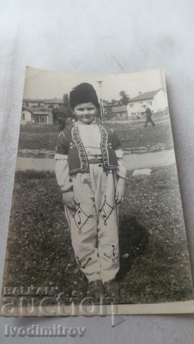 Φωτογραφία Μικρό αγόρι με λαϊκή φορεσιά