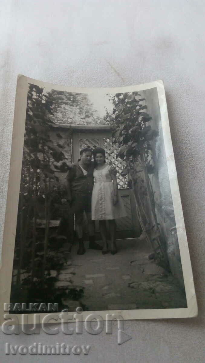 Foto Un bărbat și o femeie în curtea casei lor