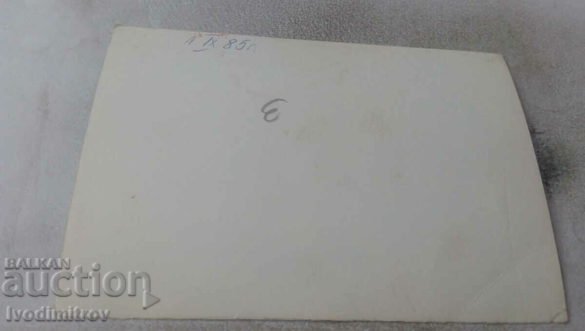 Φωτογραφία Νεαρή γυναίκα μπροστά από ένα μοναστήρι 1985 με τιμή 0.65 BGN | € 0.33