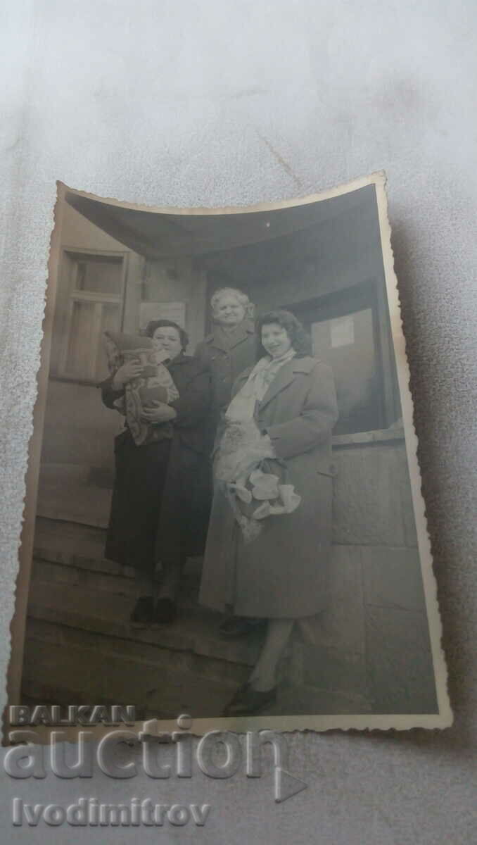 Снимка Три жени с новородено бебе на стълби
