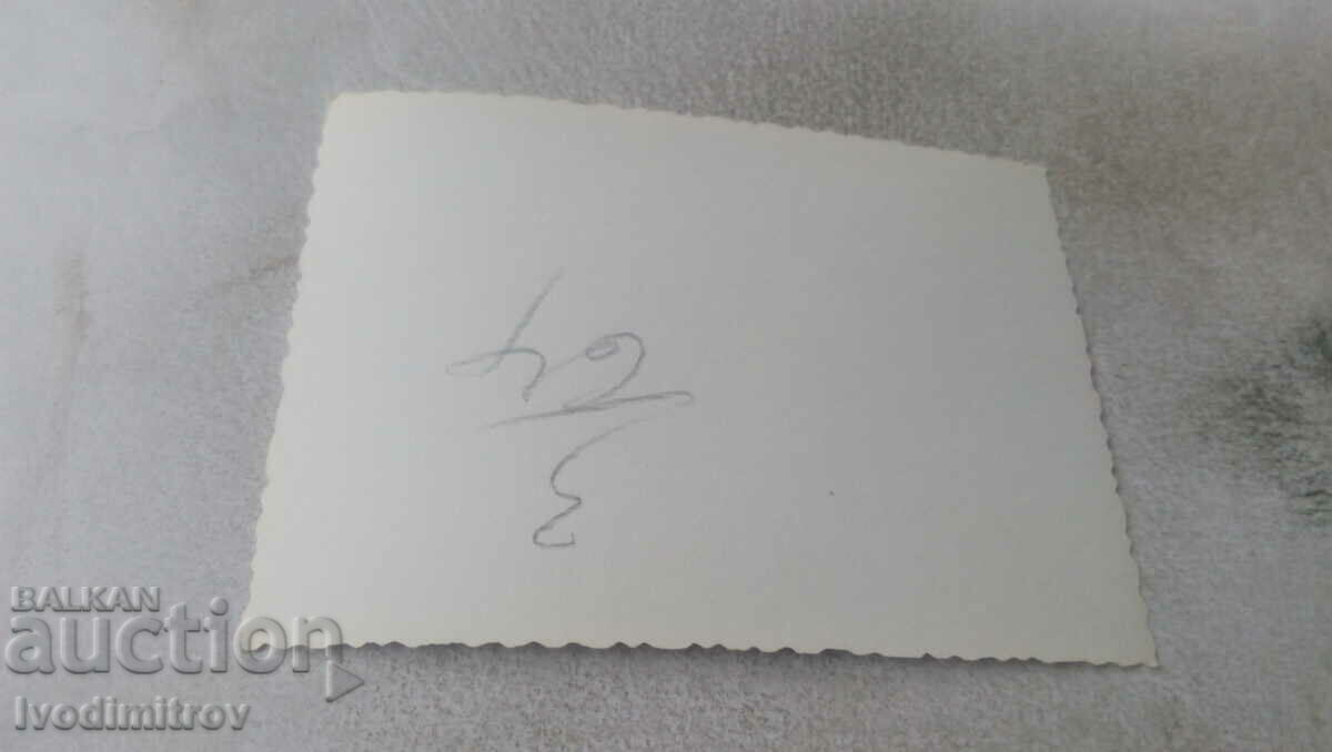 Fotografie Un bărbat în pantaloni scurti la o plimbare prin munți cu preț 2.65 BGN | € 1.35 Fotografie Un bărbat în pantaloni scurti la o plimbare prin munți cu preț 2.65 BGN | € 1.35