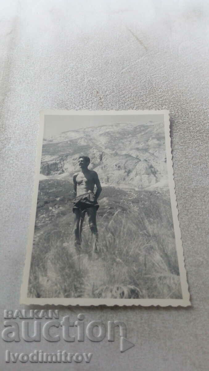 Photo A man in short trousers on a walk in the mountains