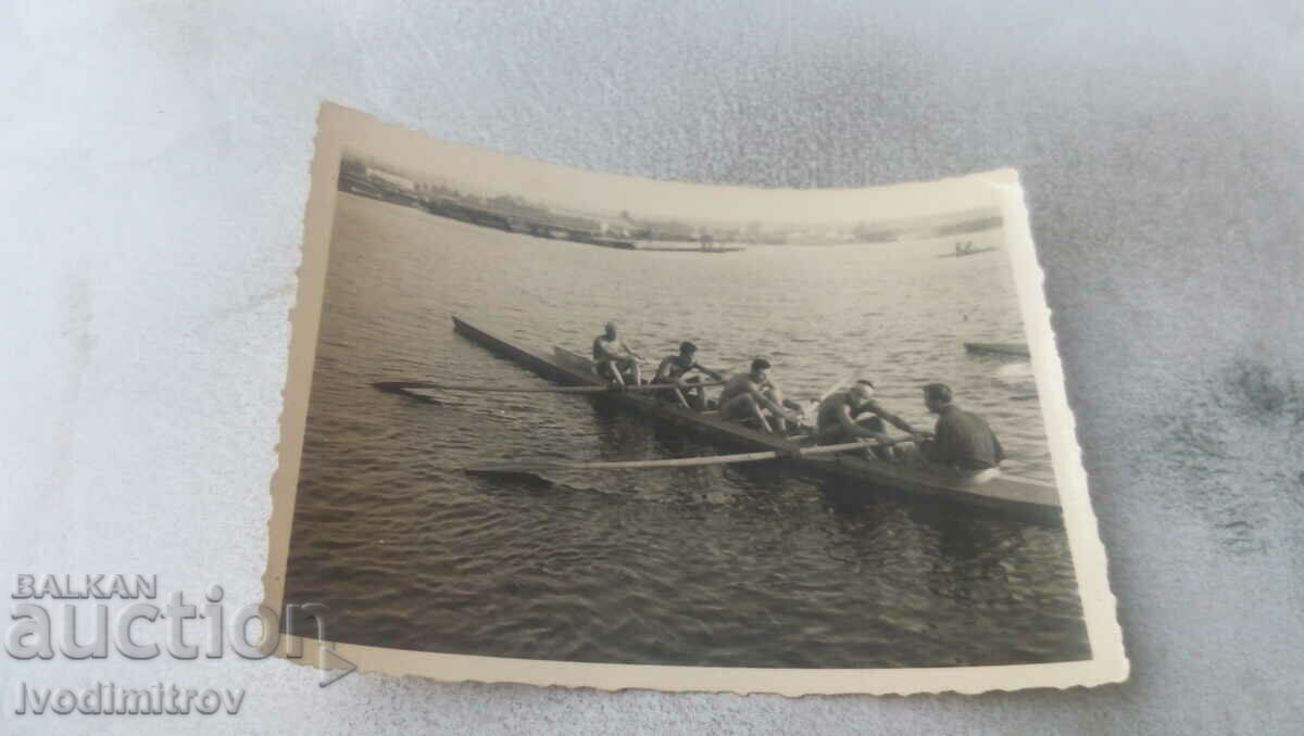 Φωτογραφία Πέντε άνδρες σε μια βάρκα με καγιάκ