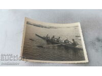 Φωτογραφία Πέντε άνδρες σε μια βάρκα με καγιάκ