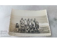 Снимка Младежи и девойки на брега на морето