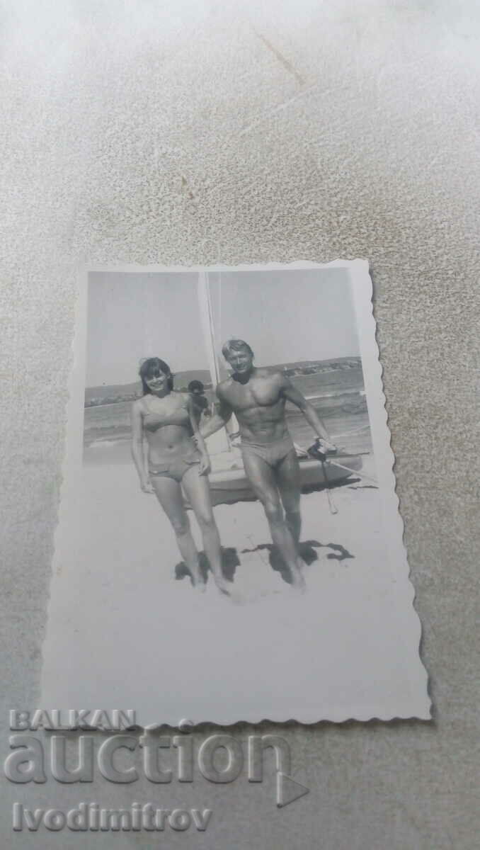 Снимка Млада жена и мъж с фотоапарат в ръка на плажа