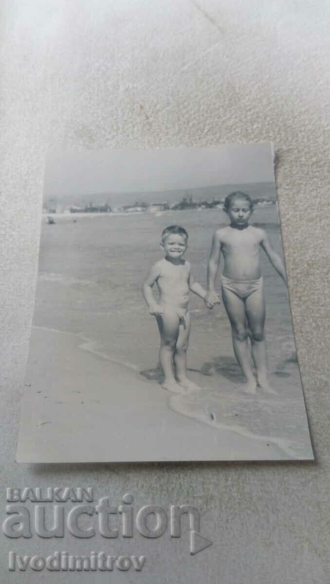 Снимка Малко момченце и момиченце на брега на морето