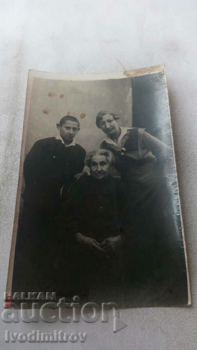 Снимка Две жени и момче 1936