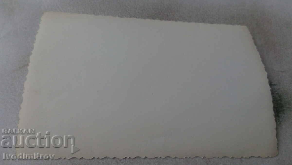 Φωτογραφία Μια γυναίκα και ένα αγοράκι σε ένα μονοπάτι στο βουνό με τιμή 0.85 BGN | € 0.43 Φωτογραφία Μια γυναίκα και ένα αγοράκι σε ένα μονοπάτι στο βουνό με τιμή 0.85 BGN | € 0.43