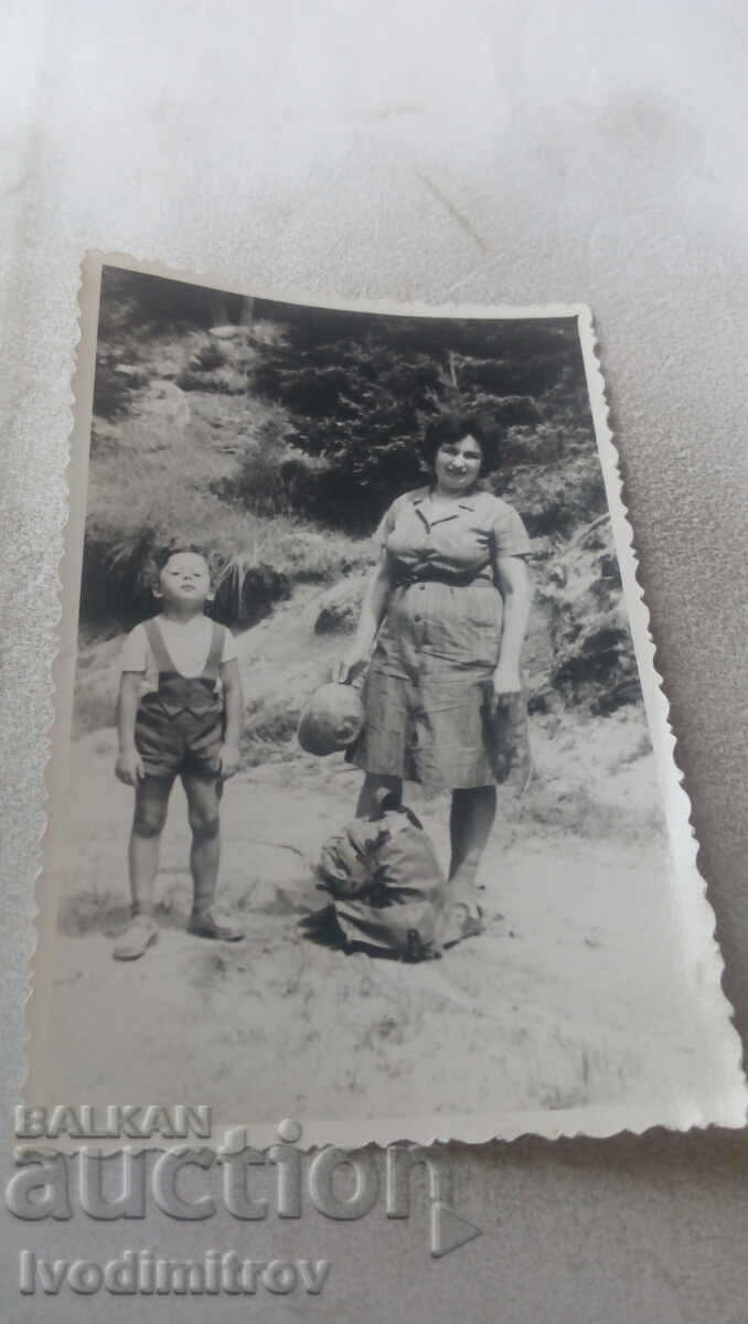 Fotografie O femeie și un băiețel pe o potecă de munte