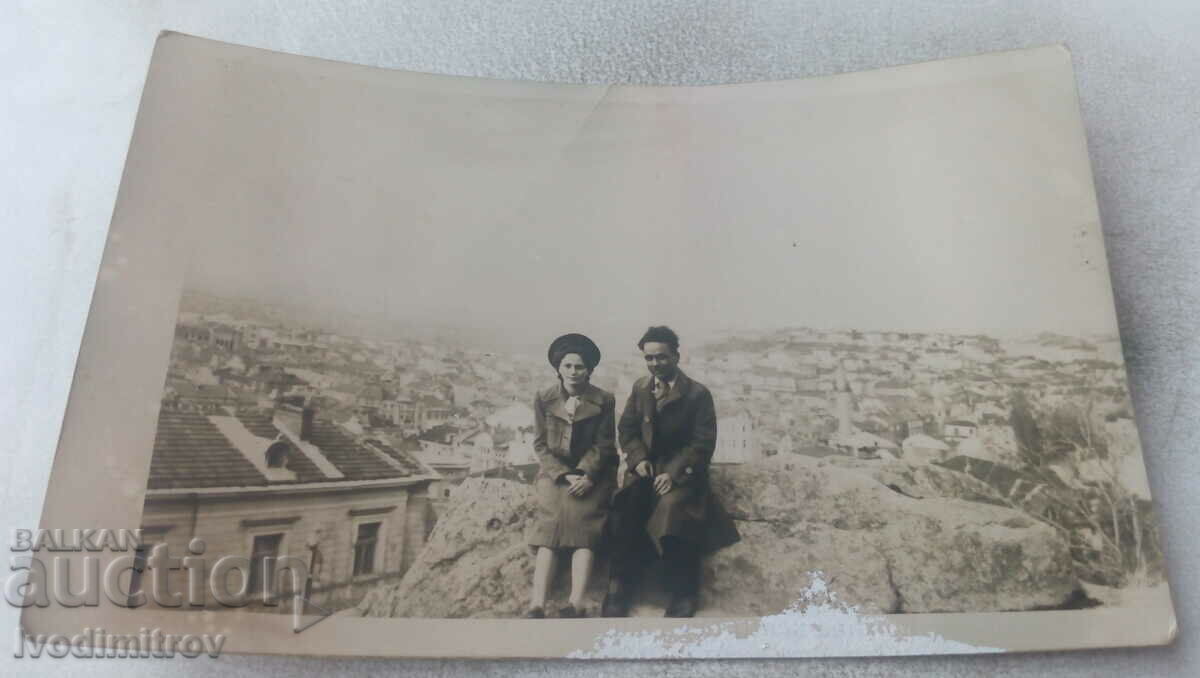 Φωτογραφία Plovdiv Άνδρας και γυναίκα σε έναν λόφο στην πόλη