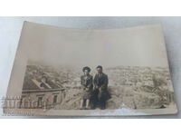 Photo Plovdiv Man and woman on a hill in the city