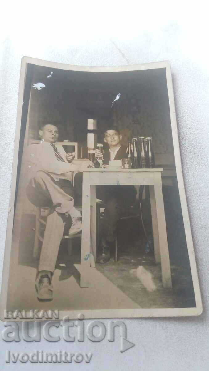 Φωτογραφία Δύο νεαροί άνδρες που έχουν μια μπύρα