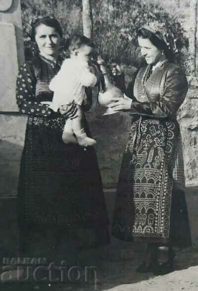 Auction 1940 KARNOBAT FOUNTAIN WEARING LIQUOR OLD PHOTO PHOTOGRAPH Auction 1940 KARNOBAT FOUNTAIN WEARING LIQUOR OLD PHOTO PHOTOGRAPH