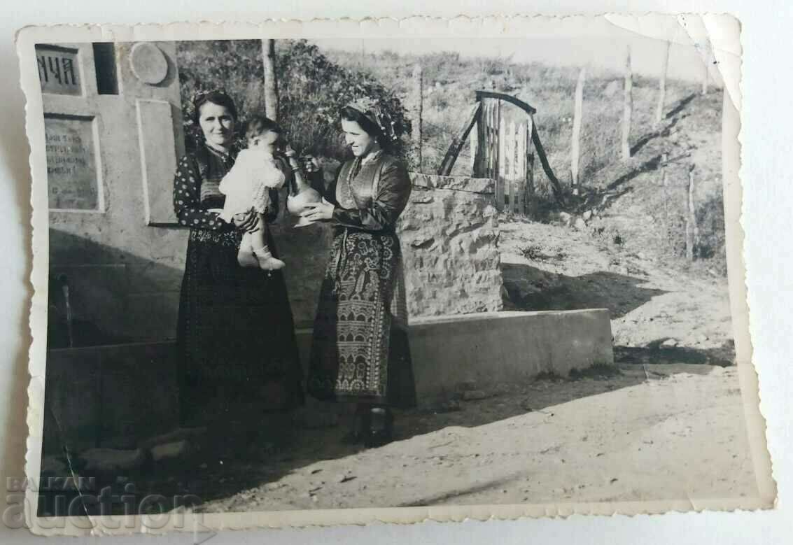 1940 KARNOBAT FOUNTAIN WEARING LIQUOR OLD PHOTO PHOTOGRAPH 1940 KARNOBAT FOUNTAIN WEARING LIQUOR OLD PHOTO PHOTOGRAPH