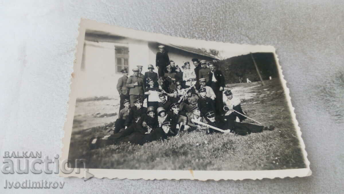 Снимка Поп войници и младежи на поляната
