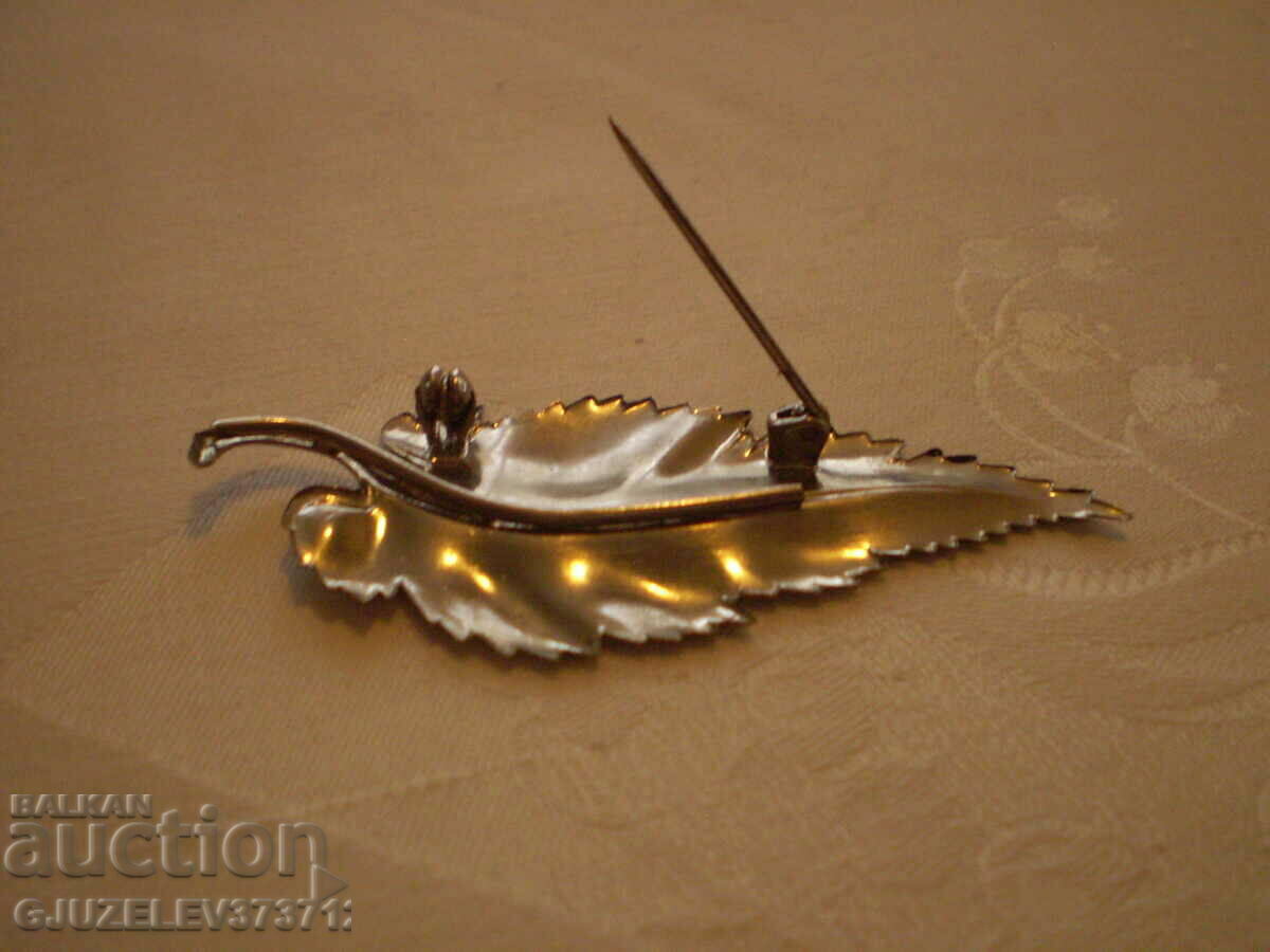 Παράδοση Καρφίτσα φύλλων λευκή Δίχρωμη μεταλλική Παράδοση Καρφίτσα φύλλων λευκή Δίχρωμη μεταλλική