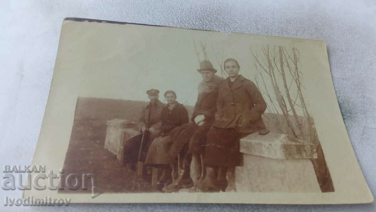 Foto Doi bărbați și două femei 1918
