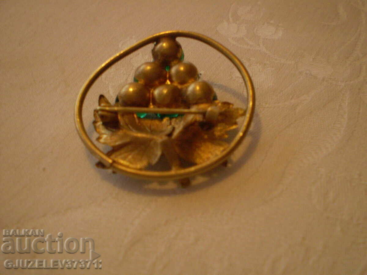 Παλιά καρφίτσα Πράσινο γυαλί σταφυλιού με τιμή 49.00 BGN | € 25.05 Παλιά καρφίτσα Πράσινο γυαλί σταφυλιού με τιμή 49.00 BGN | € 25.05