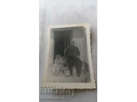 Снимка Възрастен мъж и малко момиченце на стълби пред къщата