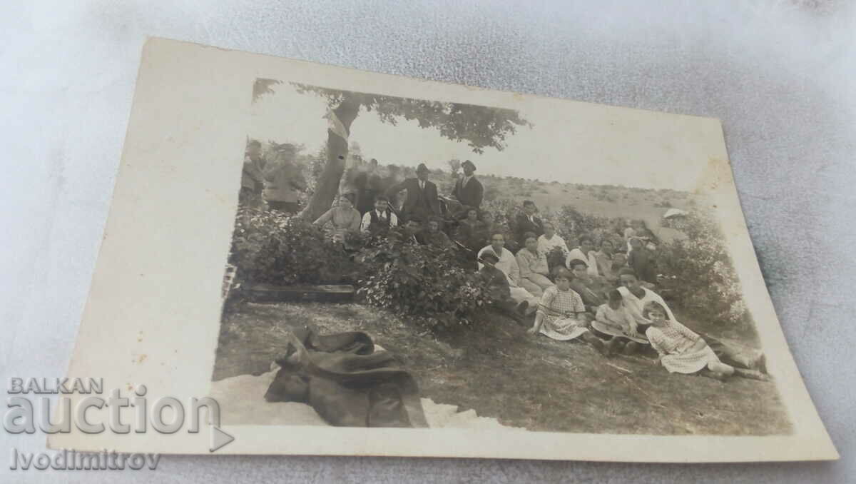 Снимка Мъже жени и деца в храсталак