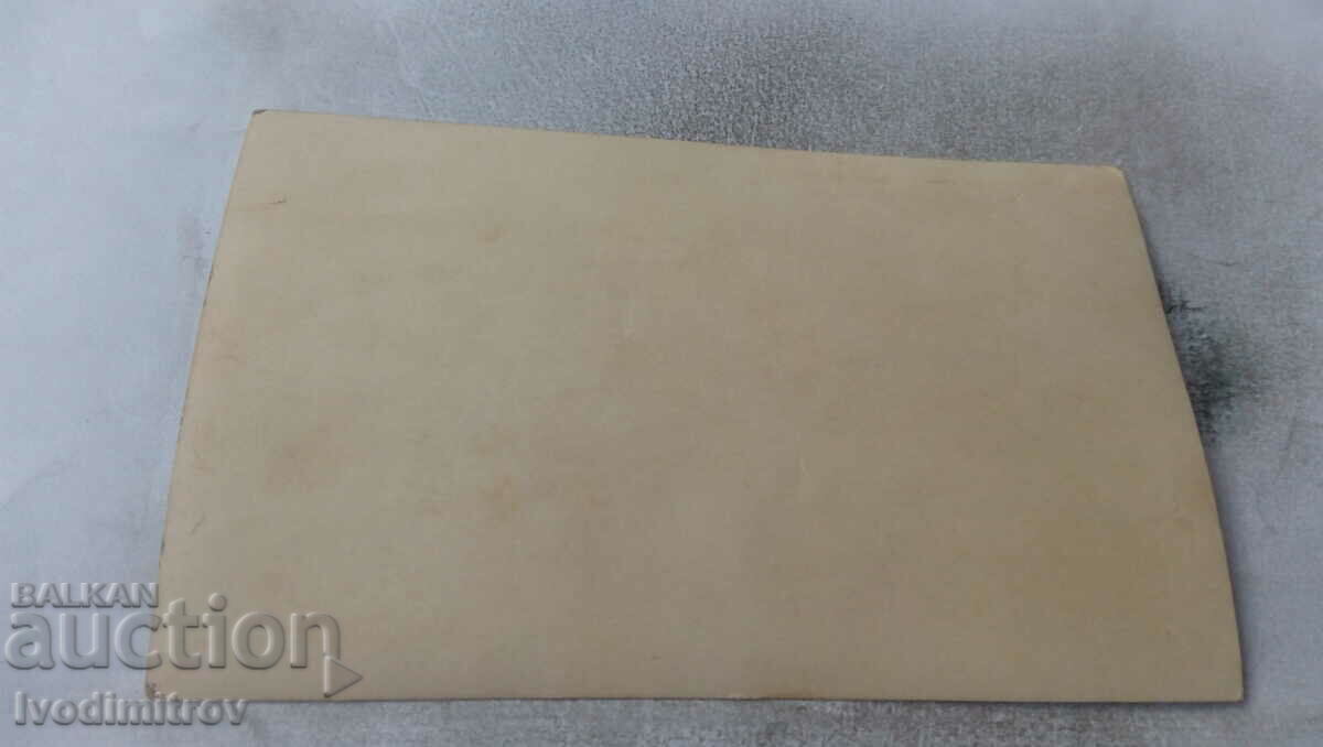 Φωτογραφία Ένας άνδρας και τέσσερις γυναίκες με παραδοσιακή ενδυμασία με τιμή 1.35 BGN | € 0.69 Φωτογραφία Ένας άνδρας και τέσσερις γυναίκες με παραδοσιακή ενδυμασία με τιμή 1.35 BGN | € 0.69