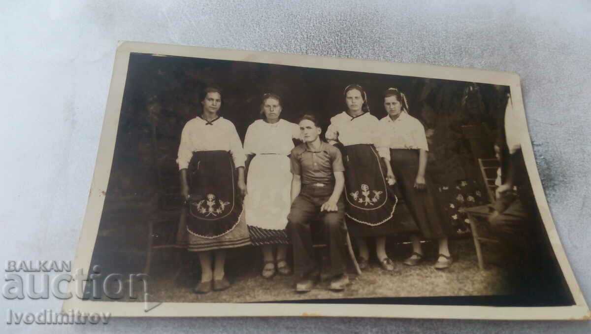Снимка Мъж и четири жени в тразиционно облекло
