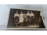 Photo A man and four women in traditional clothing
