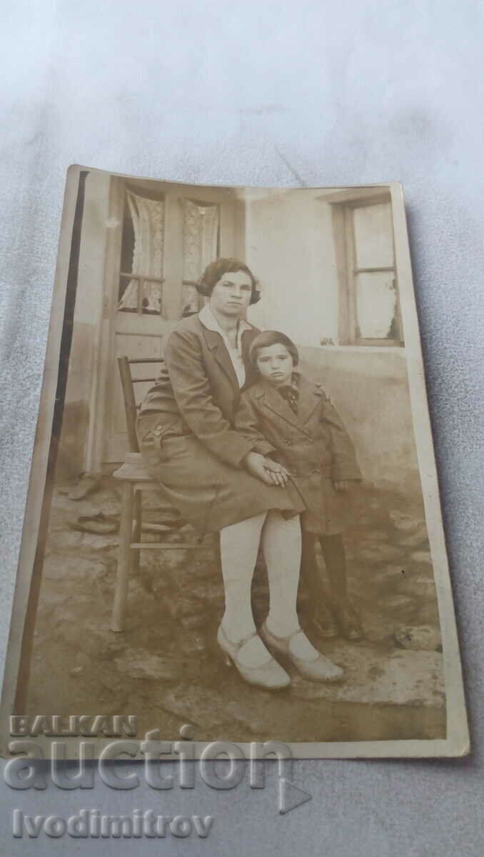 Φωτογραφία Κορίτσι και γυναίκα σε μια καρέκλα στην αυλή 1930