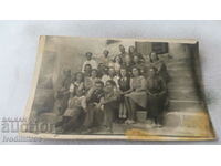 Снимка Мъже жени и деца на стълби пред къщата си