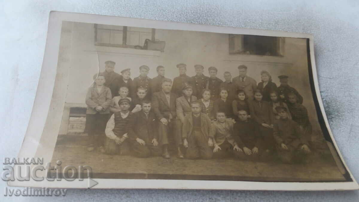 Снимка Глоджево Ученици от III клас със свои учители 1943