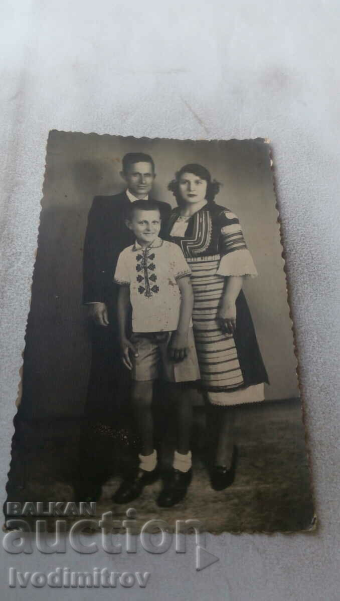 Снимка София Мъж момче и жена в народна носия 1937
