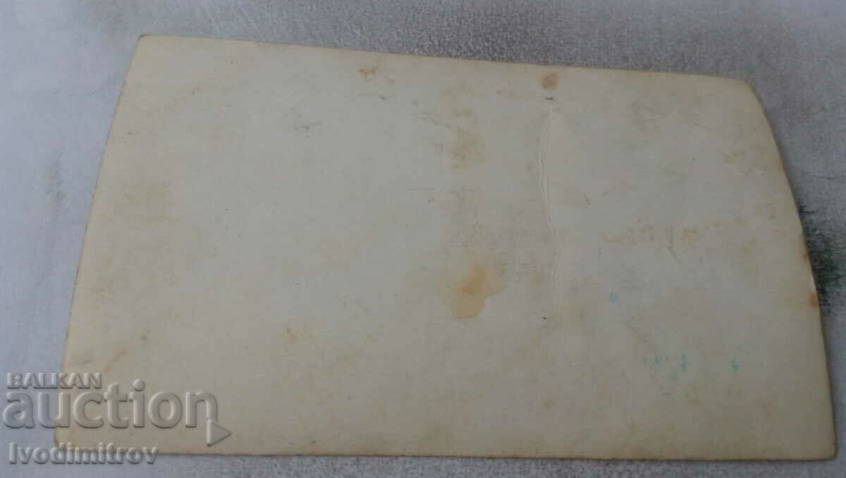 Φωτογραφία Ένας άνδρας και τρεις νεαροί άνδρες με τιμή 0.85 BGN | € 0.43 Φωτογραφία Ένας άνδρας και τρεις νεαροί άνδρες με τιμή 0.85 BGN | € 0.43