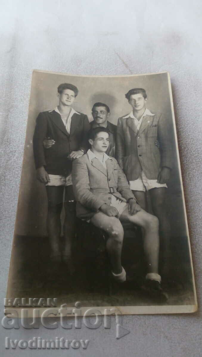 Photo A man and three young men