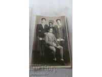 Photo A man and three young men