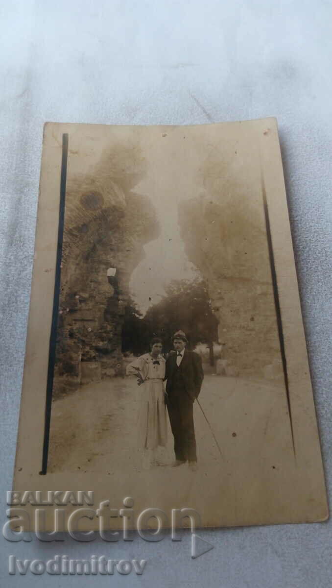 Снимка Хисаря Мъж с бастун и жена пред Камилите