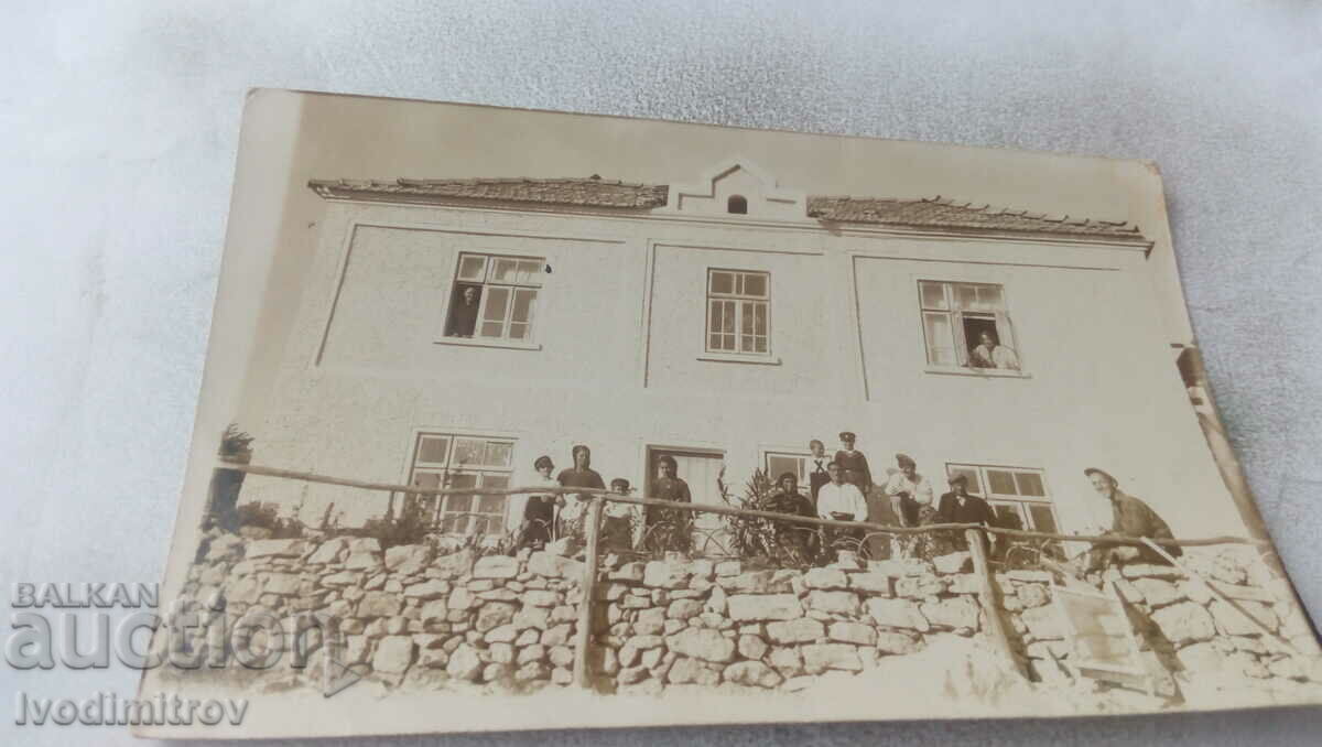 Φωτογραφία Άνδρες, γυναίκες και παιδιά μπροστά από το κτίριο 1937