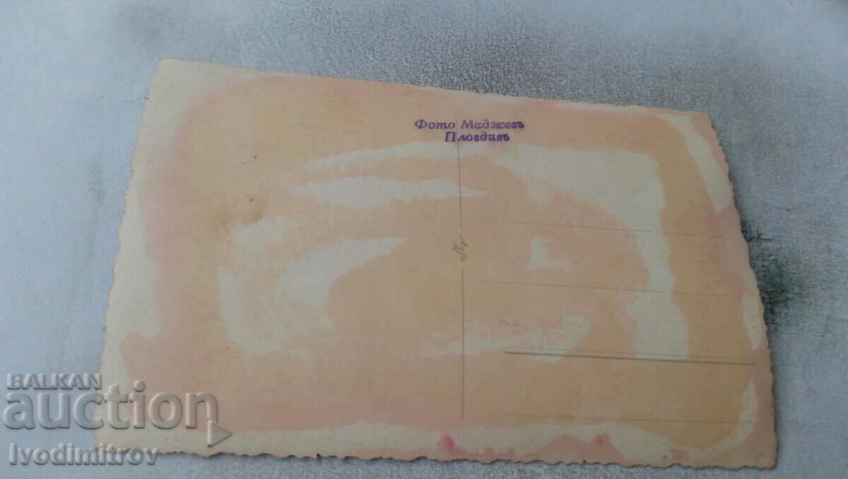 Photo of newlyweds with their friends with price 1.45 BGN | € 0.74 Photo of newlyweds with their friends with price 1.45 BGN | € 0.74