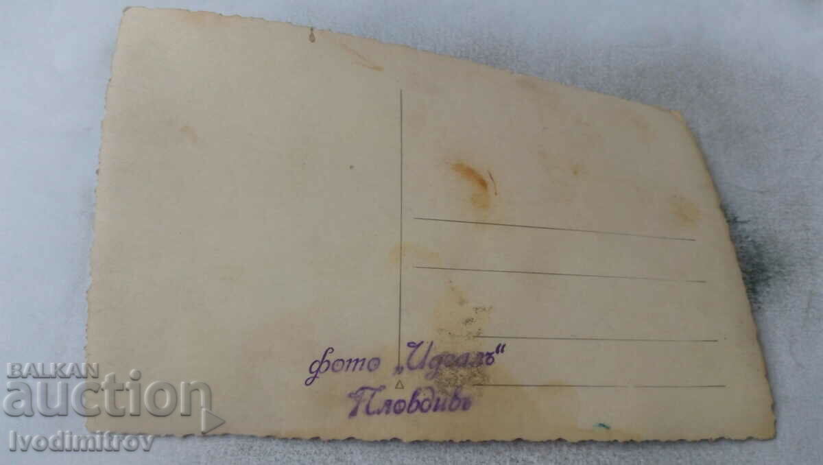 Photo of newlyweds with their friends with price 1.45 BGN | € 0.74 Photo of newlyweds with their friends with price 1.45 BGN | € 0.74