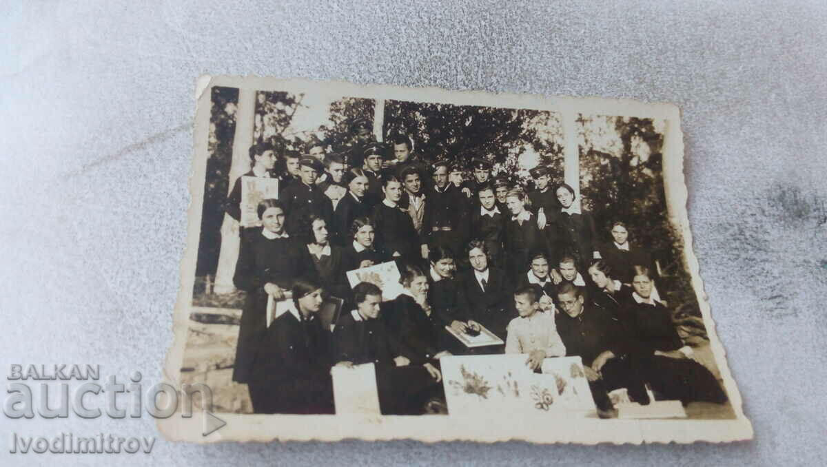 Φωτογραφία Kyustendily Students με αφίσες στον κήπο της πόλης 1935