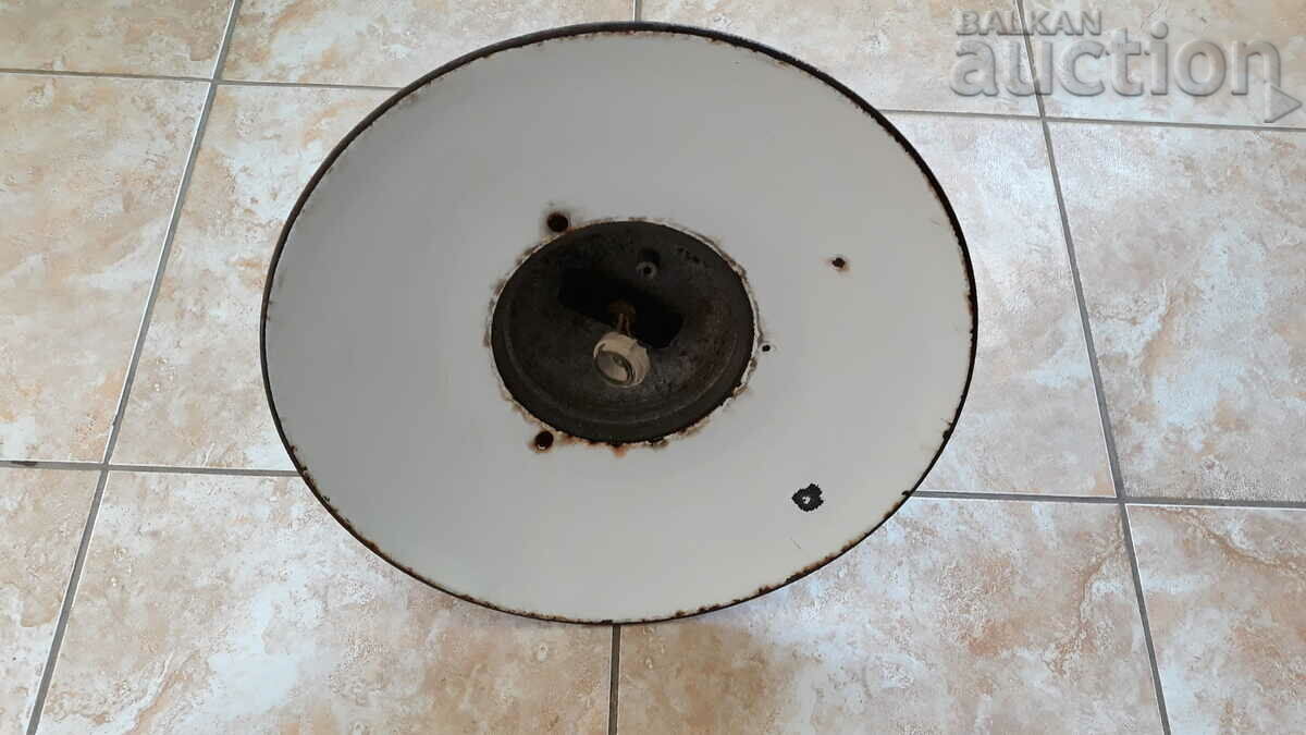 Delivery of large enameled reflector industrial lamp 60s Delivery of large enameled reflector industrial lamp 60s