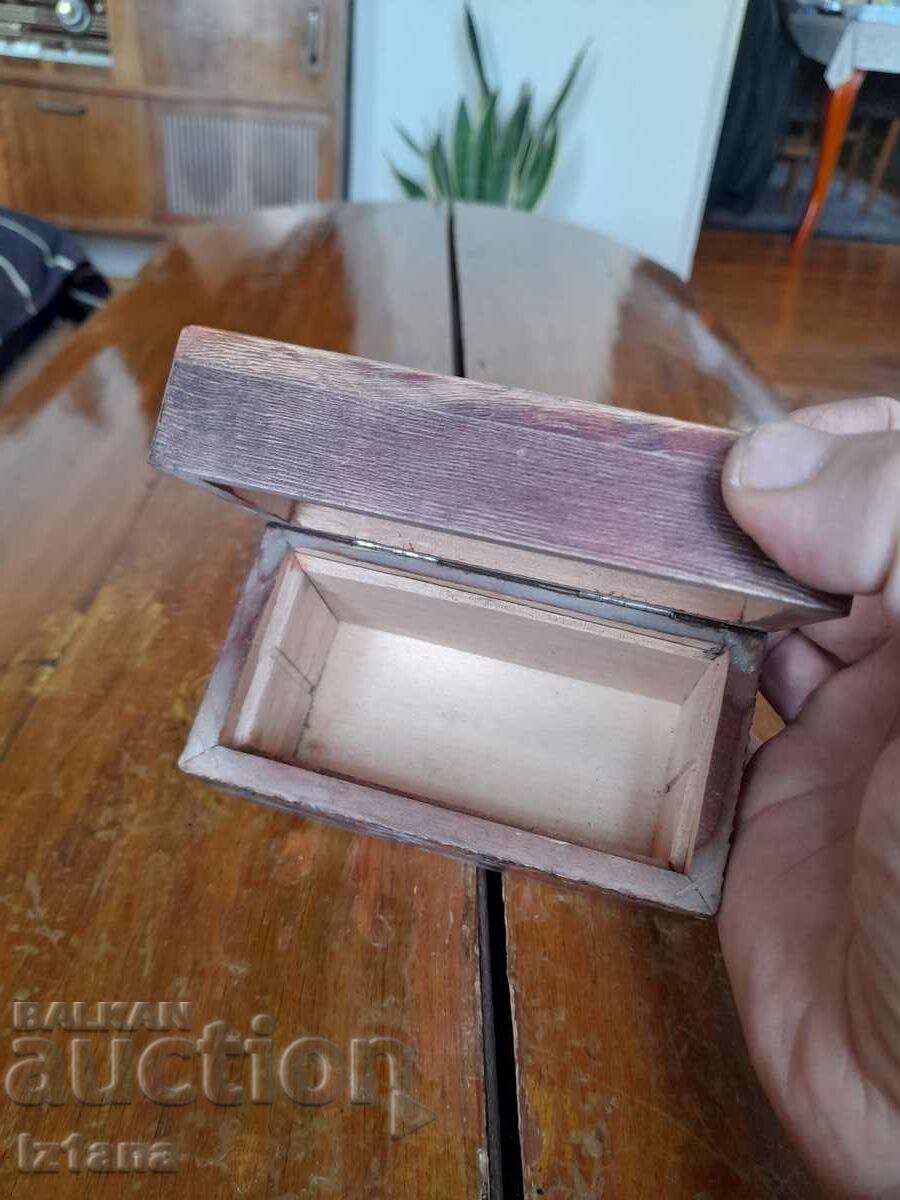 Delivery of Old wooden box Delivery of Old wooden box