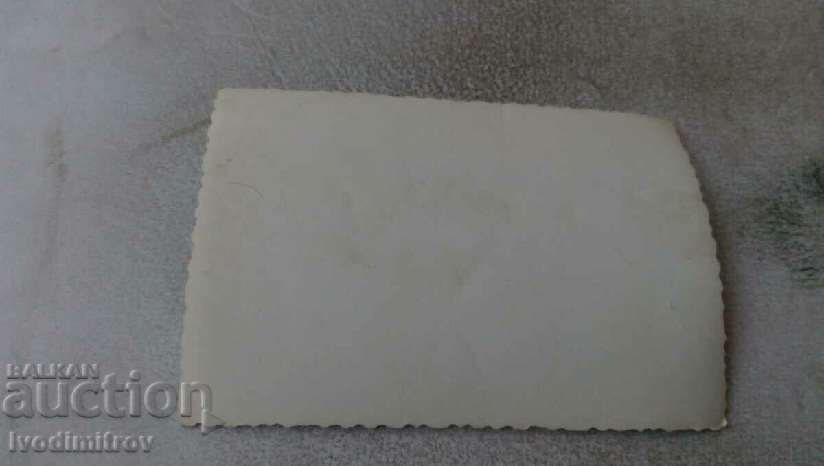 Φωτογραφία Άνδρες και γυναίκες στην πλατεία με τιμή 0.85 BGN | € 0.43 Φωτογραφία Άνδρες και γυναίκες στην πλατεία με τιμή 0.85 BGN | € 0.43