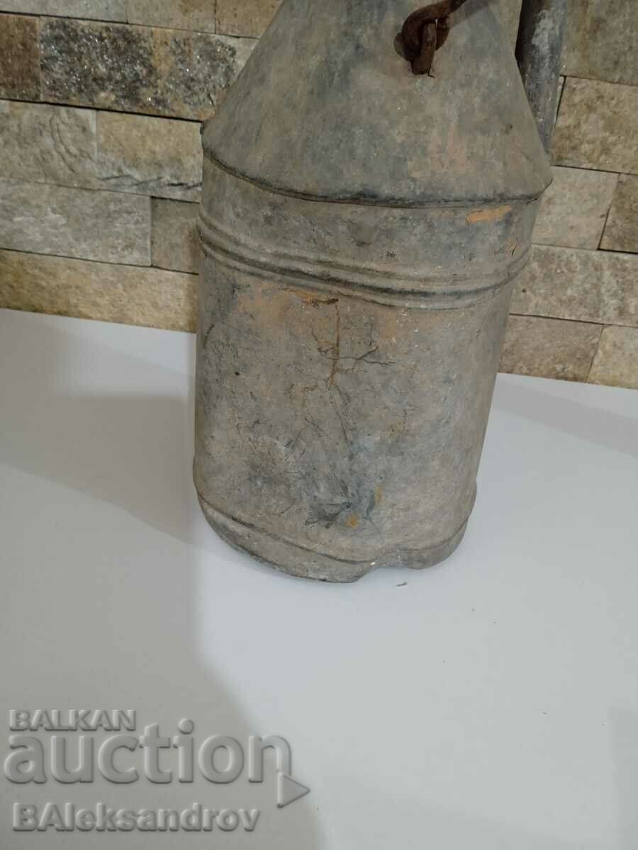 Παράδοση Παλιά τσίγκινα γλάστρα κήπου Παράδοση Παλιά τσίγκινα γλάστρα κήπου